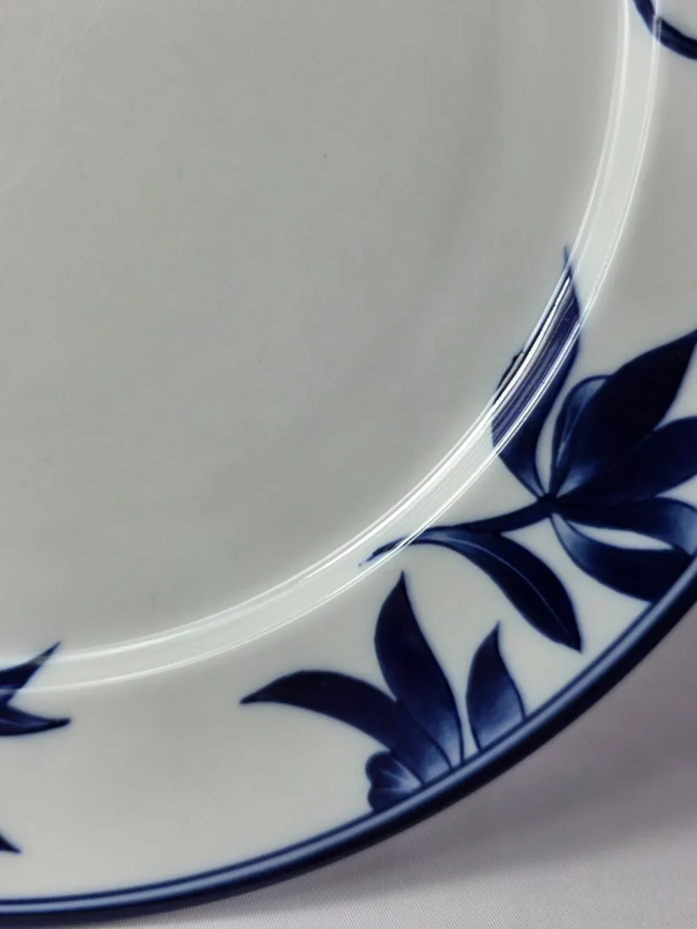 ONE Pier 1 Ming Dinner Plate White with Blue Leaves and Flowers